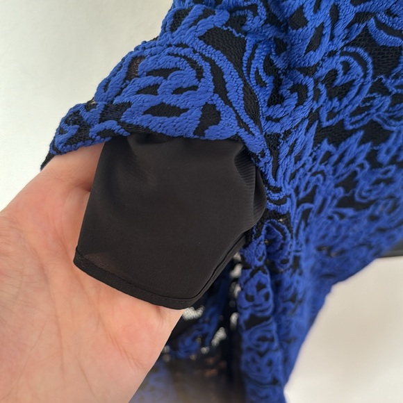 Alice + Olivia Kahlo V-Neck Lace Column Dress - Picture 5 of 6